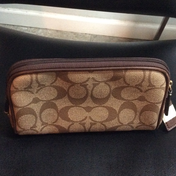 Coach Clutch - Picture 3 of 4